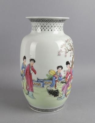 Famille rose Vase, Vierzeichenmarke Qianlong, 2. Hälfte 20. Jh., - Antiquitäten