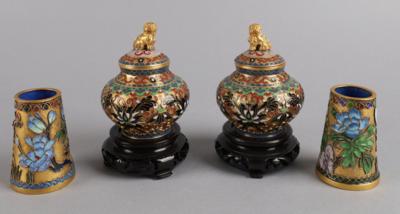 Paar Champlevé Deckelvasen, Paar kleine Vasen, China, - Antiquitäten