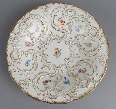 Prunkteller mit gestreuten Blümchen, Meissen Mitte 20. Jh. - Antiquariato