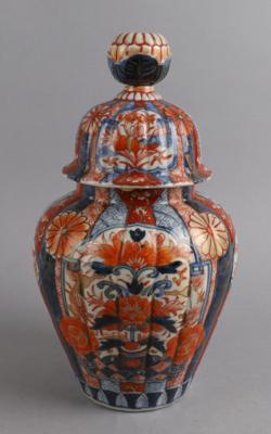 Imari Deckelvase, Japan, 19. Jh., - Antiquitäten