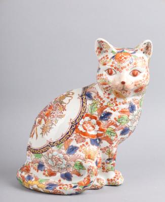 Sitzende Katze mit Imari Dekor, - Works of Art