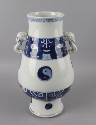 Blau-weiße Vase, 20. Jh., - Antiquitäten