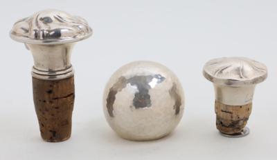 Flaschenstöpsel aus Silber mit Hammerschlagdekor und zwei deutsche Silberstöpsel - Antiquariato