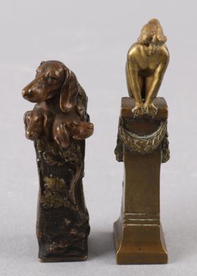 Petschaft mit weiblichem Akt und Petschaft mit Dackeln aus Bronze, um 1900 - Antiquitäten