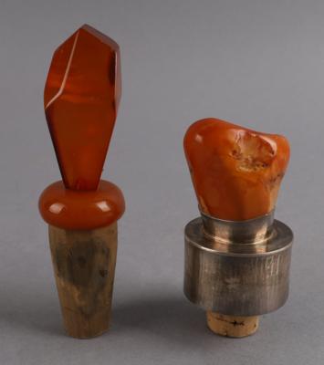 Zwei Flaschenstöpsel mit Bernstein, einer davon mit Sterlingsilbermontierung, Deutschland, 20. Jhdt. - Antiquitäten
