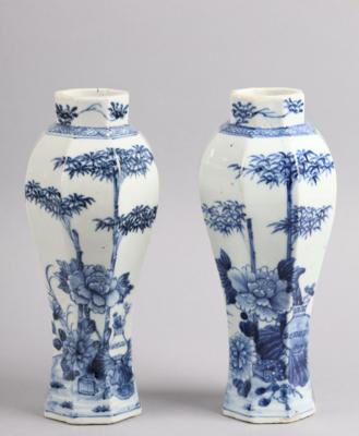 Paar blau-weiße Vasen, China, - Antiquitäten