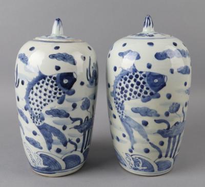 Paar blau-weiße Deckelvasen, China, 20. Jh., - Antiquariato
