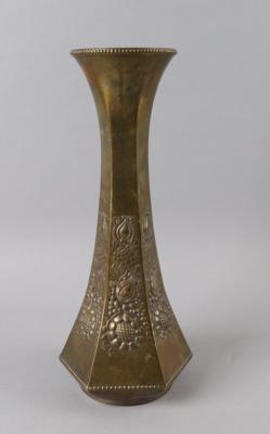 Vase aus Messing mit Floraldekor, Württembergische Metallwarenfabrik, Geislingen (WMF), um 1900/15 - Antiquariato