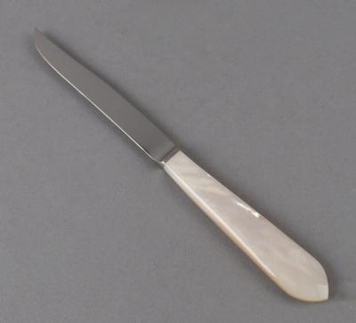 12 Messer mit Perlmuttgriff, - Antiquitäten