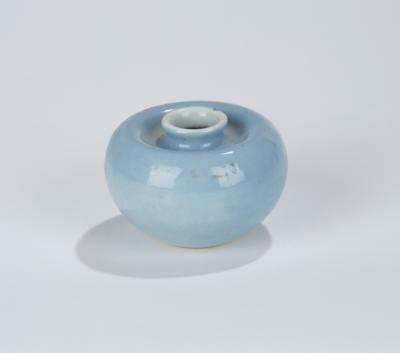 Kleine Claire-de-lune glasierte Vase, China, unterglasublaue Sechszeichenmarke Kangxi, 19. Jh., - Works of Art