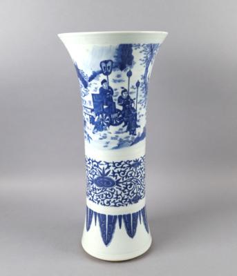 Blau-weiße Vase, gu Form, China, 20. Jh., - Works of Art