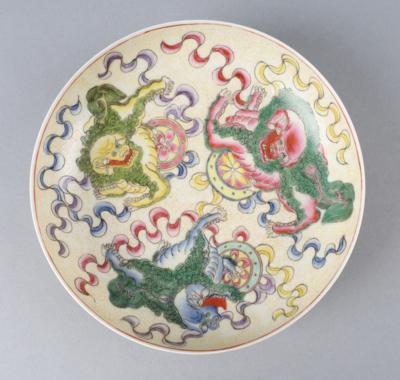 Famille rose Teller mit buddhistischen Löwen, China, - Antiquariato