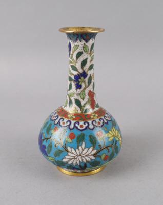 Kleine Cloisonné Vase, China, 1. Hälfte 20. Jh., - Works of Art