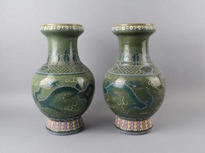 Paar Famille rose Vasen mit Drachendekor, - Antiquitäten