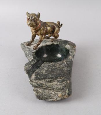 Wiener Bronze - Mops auf Steinschale, - Antiquariato