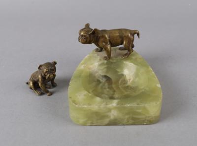 Steinschale mit Bulldogge und sitzende Bulldogge, - Works of Art