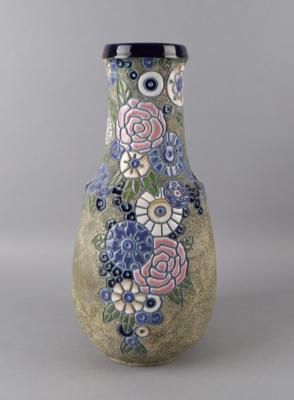 Hohe Vase mit Floraldekor aus der Serie Campina, Amphora Werke Riessner, Stellmacher & Kessel, Czechoslovakia, Turn-Teplitz, um 1918-38 - Antiquariato