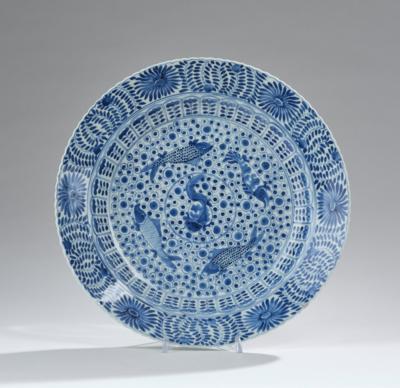 Blau-weißer Teller mit Fischdekor, China, Vierzeichen Marke Kangxi im Doppelring, 18./19. Jh., - Antiquariato