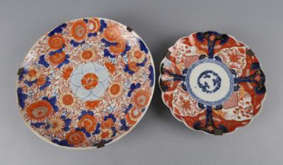 2 Imari Teller, Japan, 19./20. Jh., - Antiquitäten