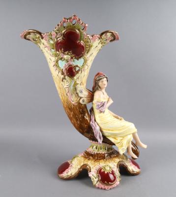 Vase in Form eines Füllhorns mit geflügelter Genie, Eichwald, Ende 19. Jh. - Starožitnosti