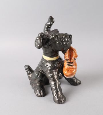 Hund mit Schuh, sitzend, Modellnummer: 445, Anzengruber Keramik, Wien, 1955 - Antiquariato