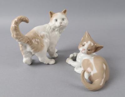 1 liegende, 1 stehende Katze, Lladro u. Nao, - Starožitnosti