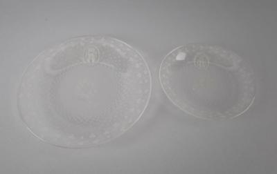 Zwei Glasteller mit bekröntem Monogramm, - Antiquitäten