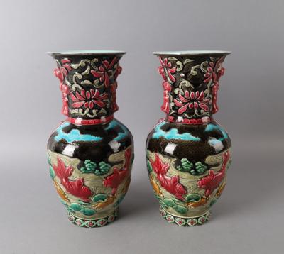 Paar Vasen mit Kranich- und Goldfischdekor, Schütz, Cilli, Ende 19. Jhdt. - Antiquariato