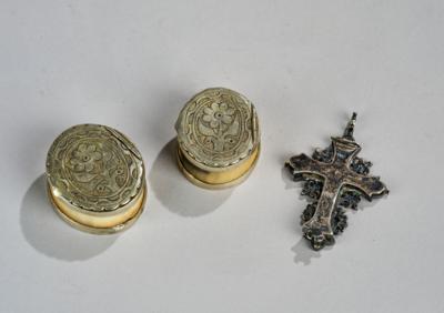 Zwei Schnupftabakdosen und ein Kreuzanhänger, 19. Jh., - Antiquitäten