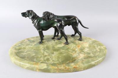 Zwei Bronze Jagdhunde auf Onyxschale, - Works of Art