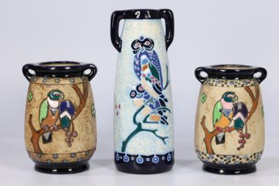 Vase mit Eulendekor und Vasenpaar mit Vogeldekor, - Starožitnosti