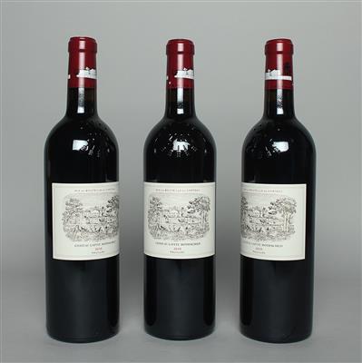 2010 Château Lafite-Rothschild, 100 Parker-Punkte, 3 Flaschen - Die große DOROTHEUM Weinauktion powered by Falstaff