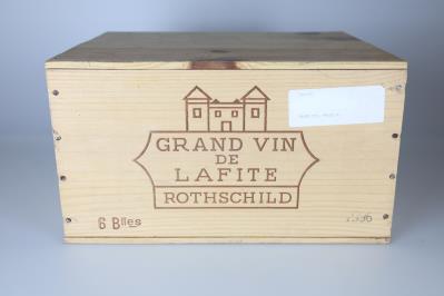 1996 Château Lafite-Rothschild, Bordeaux, 98 Parker-Punkte, 6 Flaschen, in OHK - Wines and Spirits