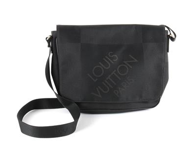  Louis Vuitton Louis Vuitton Damier Gean Messageer Shoulder  Bag M93032 Damier Geant Noir Damier Jean Canvas Men's Messenger Bag, noir :  Clothing, Shoes & Jewelry