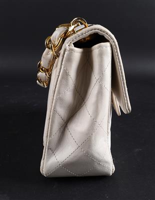 Seltene CHANEL Micro Mini Flap Bag, - Handtaschen & Accessoires 2022/10/12  - Realized price: EUR 1,700 - Dorotheum