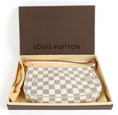 LOUIS VUITTON Pochette Accessoires, - Handtaschen & Accessoires 2023/03/08  - Realized price: EUR 650 - Dorotheum