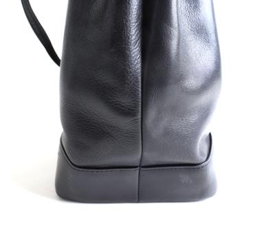 LOUIS VUITTON Twist Bucket Bag, - Handtaschen & Accessoires 2022/10/12 -  Realized price: EUR 1,400 - Dorotheum
