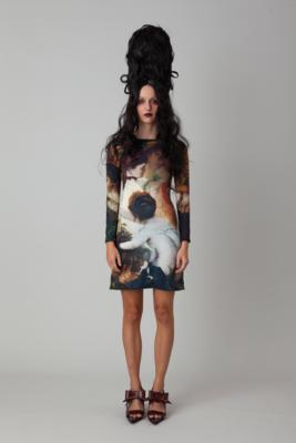 Enganliegendes, knielanges Kleid mit Rollkragen - Mode von Florentina Leitner, 21 Looks inspiriert von Kunstwerken aus dem Dorotheum