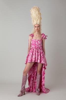 Kleid, vorne oberschenkellang, hinten leichte Schleppe und 3D-Blume - Mode von Florentina Leitner, 21 Looks inspiriert von Kunstwerken aus dem Dorotheum