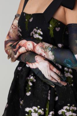 Opern-Handschuhe - Mode von Florentina Leitner, 21 Looks inspiriert von Kunstwerken aus dem Dorotheum