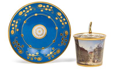 “La place de St. Michel, vers le manége I. R. á Vienne” (Piazza di San Michele con veduta del „manège“ imperialregio a Vienna) Tazza con veduta e piattino, - Vetri e porcellane