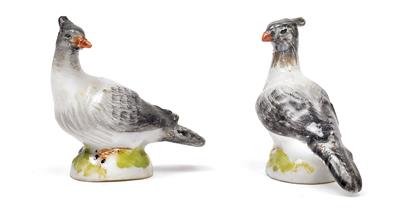 A pair of miniature doves, - Glass and porcelain