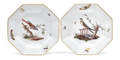 Coppia di piatti ottagonali con uccelli, - Vetri e porcellane