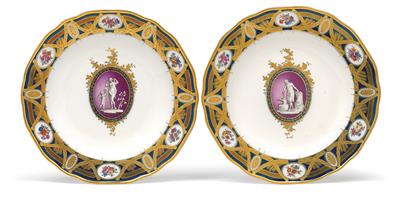 A pair of plates from the important dining service for Marie Antoinette, - Sklo, Porcelán