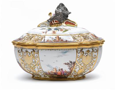 Magnificent lidded terrine with head of wild boar as finial, - Sklo, Porcelán