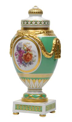 A lidded vase, - Glass and porcelain