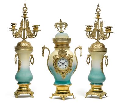 A mantelpiece set with gilt bronze mounts, - Sklo, Porcelán