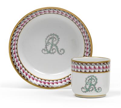 A children’s cup and saucer bearing the monogram ER, - Vetri e porcellane