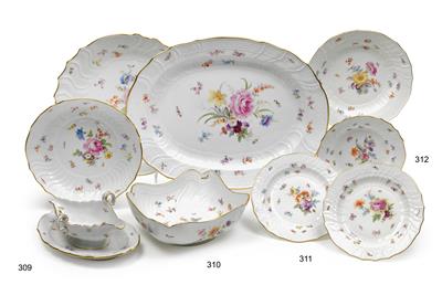 A Neubrandenstein oval platter, - Vetri e porcellane