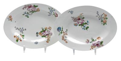 A pair of flowers-platters, - Glass and porcelain